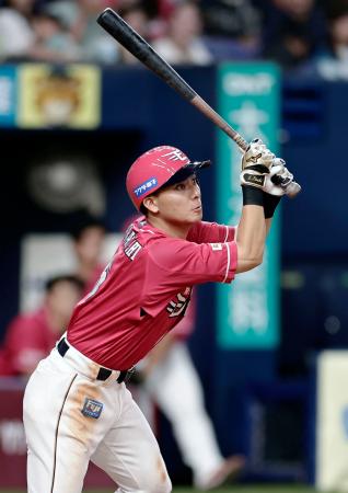 　７回楽天１死三塁、村林が右前に適時打を放つ＝京セラドーム