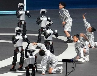 　北京市内で行われた人型ロボットによる世界スポーツ大会の開幕式＝１４日（共同）