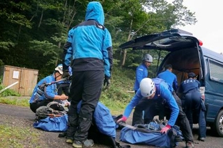 　羅臼岳登山口付近で準備をする捜索隊＝１５日午前４時４０分、北海道斜里町