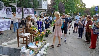 　１４日、ベルリン市ミッテ区の公有地にある少女像に献花する集会参加者（共同）