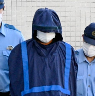 　送検のため宇都宮南署を出る古口大輔容疑者＝１５日午前８時３０分