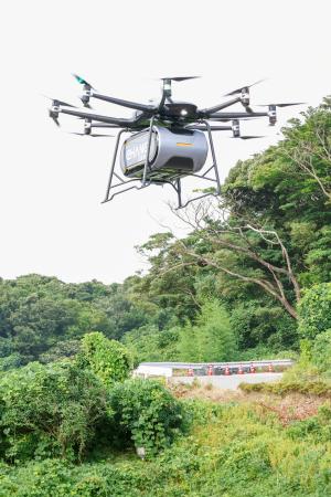 　石川県珠洲市で試験飛行する、物資輸送用の空飛ぶクルマ＝１５日午前