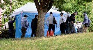 　遺体が見つかった大阪市北区の扇町公園を調べる捜査員＝１５日午後１時２１分