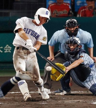 　県岐阜商-東海大熊本星翔　８回表県岐阜商２死一、二塁、駒瀬が右前に勝ち越し打を放つ。捕手比嘉＝甲子園