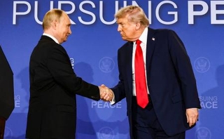 　共同記者発表後、握手するロシアのプーチン大統領（左）とトランプ米大統領＝１５日、米アラスカ州アンカレジ（ロイター＝共同）