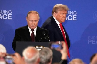　会談後、共同記者発表に臨むロシアのプーチン大統領（左）とトランプ米大統領＝１５日、米アラスカ州アンカレジ（ＡＰ＝共同）