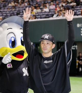 　８回２失点で５勝目を挙げ声援に応えるロッテ・小島＝みずほペイペイドーム