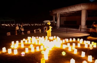 　宮城県石巻市の震災遺構・大川小に並べられた紙灯籠＝１６日夕