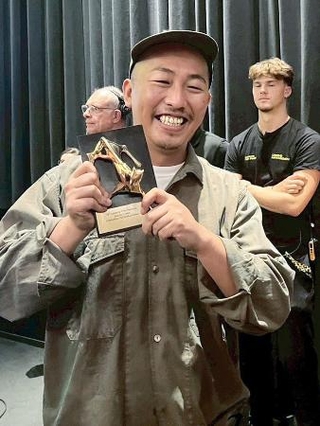 　ロカルノ国際映画祭でインターナショナル・コンペティション部門の最高賞を受賞した三宅唱監督＝１６日、スイス南部（Ｃ）Ｌｏｃａｒｎｏ　Ｆｉｌｍ　Ｆｅｓｔｉｖａｌ／Ｔｉ-Ｐｒｅｓｓ）