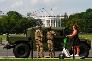 　１６日、米ワシントンのホワイトハウス前を巡回する州兵ら（ＡＰ＝共同）