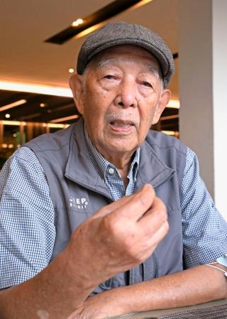 　タイ中部アユタヤで取材に応じるキンマウンミンさん＝３日（共同）