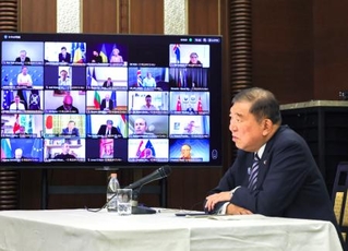 　ウクライナに関する有志連合オンライン首脳会合に出席した石破首相＝１７日夜、首相公邸（内閣広報室提供）