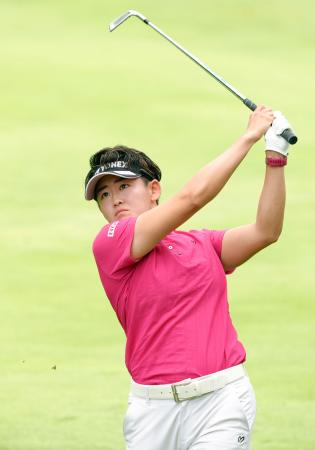 　米女子ゴルフのポートランド・クラシックで、通算２４アンダーでツアー初優勝を果たした岩井明愛＝１７日、米オレゴン州ポートランドのコロンビアエッジウオーターＣＣ（共同）