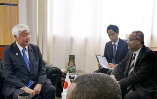 　訪問先のアフリカ東部ジブチでオマル外相（右）と会談する中谷防衛相＝１７日（共同）