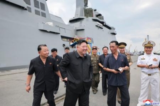 　初めて建造された５千トン級多目的駆逐艦を視察する北朝鮮の金正恩朝鮮労働党総書記（手前中央）＝１８日（朝鮮中央通信＝共同）