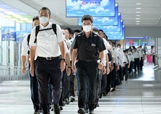 　カンボジア当局が拘束した特殊詐欺容疑の日本人男女２９人を移送するため、現地へ向かう愛知県警の捜査員ら＝１９日午前、中部空港