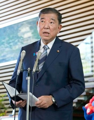 　記者団の取材に応じる石破首相＝１９日午後、首相官邸　
