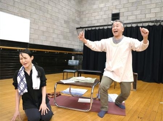 　２人芝居「父と暮せば」の稽古をする岩崎麻由さん（左）と宇佐美慎吾さん＝１日、シドニー（共同）