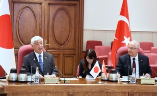 　トルコのギュレル国防相（右）と会談する中谷防衛相＝１９日、アンカラ（共同）
