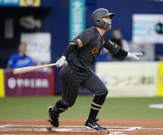 　６回阪神２死一、三塁、代打糸原が右前に適時打を放つ＝京セラドーム