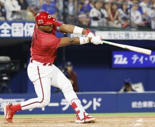 　９回広島１死一塁、モンテロが左越えに決勝の２ランを放つ＝横浜