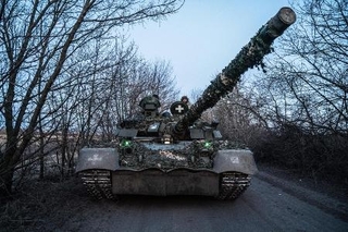 　ウクライナ東部ドネツク州で戦闘に備えるウクライナ軍の戦車と兵士＝２０２４年３月（ゲッティ＝共同）