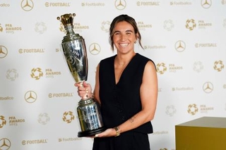 　イングランド・サッカーのプロ選手協会の女子最優秀選手に選出されたマリオナ・カルデンテイ＝１９日、マンチェスター（ＰＡ提供・ＡＰ＝共同）