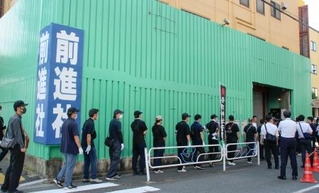 　中核派の拠点「前進社」の家宅捜索に入る捜査員＝２０日午前８時５０分、東京都江戸川区