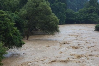 　大雨で増水し濁流となった秋田県仙北市の桧木内川＝２０日午後０時半ごろ