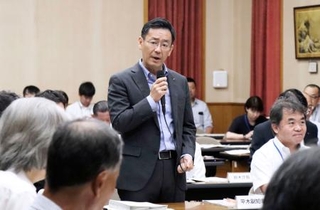 　リニア中央新幹線の工事による影響を議論する静岡県の専門部会であいさつする平木省副知事＝２０日午前、静岡県庁