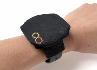 　スマートウオッチをサウナの熱から守る専用カバー「ネツモリ」（東邦ガス提供）