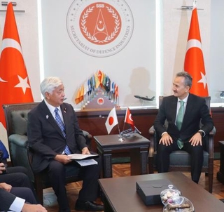 　トルコのギョルギュン国防産業庁長官（右）と会談する中谷防衛相＝１９日、アンカラ（共同）