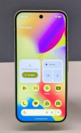 　グーグルが発表した新型スマートフォン「ピクセル１０」（共同）