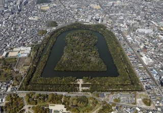 　堺市の仁徳天皇陵（大山古墳）＝４月