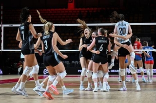 　バレーボール女子の世界選手権、チェコ戦で喜ぶアルゼンチンの選手たち＝２２日、ナコンラチャシマ（ゲッティ＝共同）