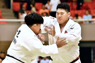 　全日本実業個人選手権の男子１００キロ超級決勝で攻める斉藤立（右）＝ベイコム総合体育館