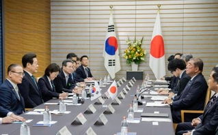 　韓国の李在明大統領（左から２人目）と会談する石破首相（右から２人目）＝２３日午後、首相官邸
