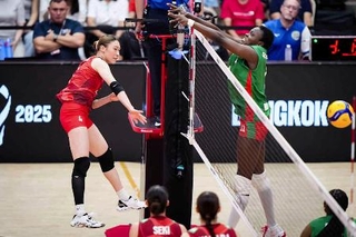 　１次リーグのカメルーン戦でスパイクを放つ石川（左）＝バンコク（Ｖｏｌｌｅｙｂａｌｌ　Ｗｏｒｌｄ提供・共同）