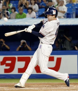 　９回ヤクルト１死満塁、太田が右犠飛を放つ＝神宮