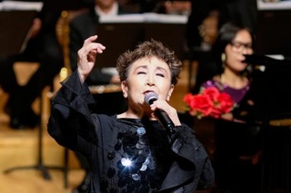 　日中文化交流コンサートでステージに立つ加藤登紀子さん＝２３日、中国黒竜江省ハルビン（共同）