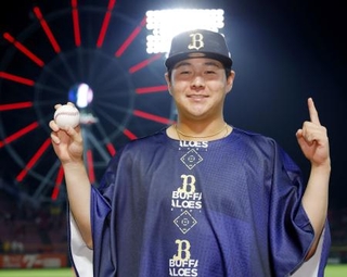 　プロ初勝利を挙げ、ポーズをとるオリックス・川瀬＝楽天モバイルパーク