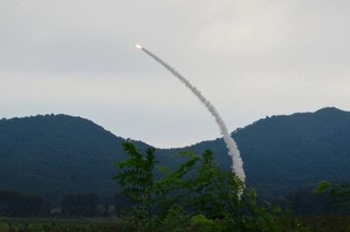 　北朝鮮のミサイル総局が行った新型対空ミサイルの発射実験＝２３日（朝鮮中央通信＝共同）