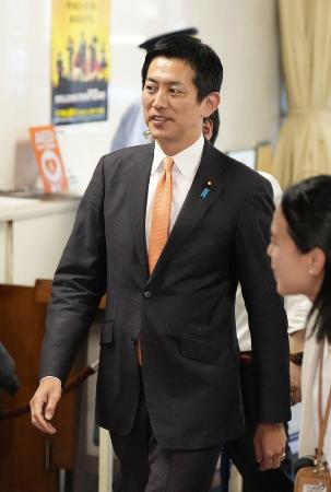 　自民党本部に入る小林鷹之元経済安保相＝７月、東京・永田町