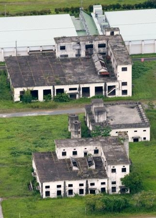 　陸上自衛隊小倉駐屯地曽根訓練場の敷地に残る、曽根製造所の遺構＝２４日午後、北九州市（共同通信社ヘリから）