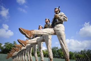 　抗日戦争勝利８０周年記念の軍事パレードに向けて訓練を行う中国軍兵士ら＝２０日、北京（共同）