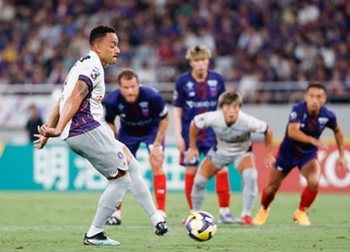 　ＦＣ東京-京都　前半、先制ＰＫを決める京都・ラファエルエリアス＝味スタ