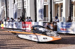 　２４日、オーストラリア縦断レースのスタートを切る和歌山大のソーラーカー（ブリヂストン提供・共同）
