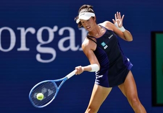 　女子シングルス１回戦でプレーする柴原瑛菜＝ニューヨーク（共同）