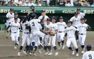 　第１０７回全国高校野球選手権大会決勝で日大三を破り、初優勝を果たして喜ぶ沖縄尚学ナイン＝２３日、甲子園球場