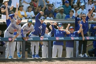 　パドレス戦の７回、ラッシングの勝ち越し３ランに喜ぶ山本（左から４人目）らドジャースベンチ＝サンディエゴ（共同）